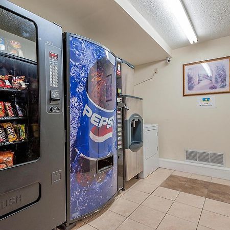 Super 8 By Wyndham Colorado Springs/Chestnut Street Motel Exterior photo