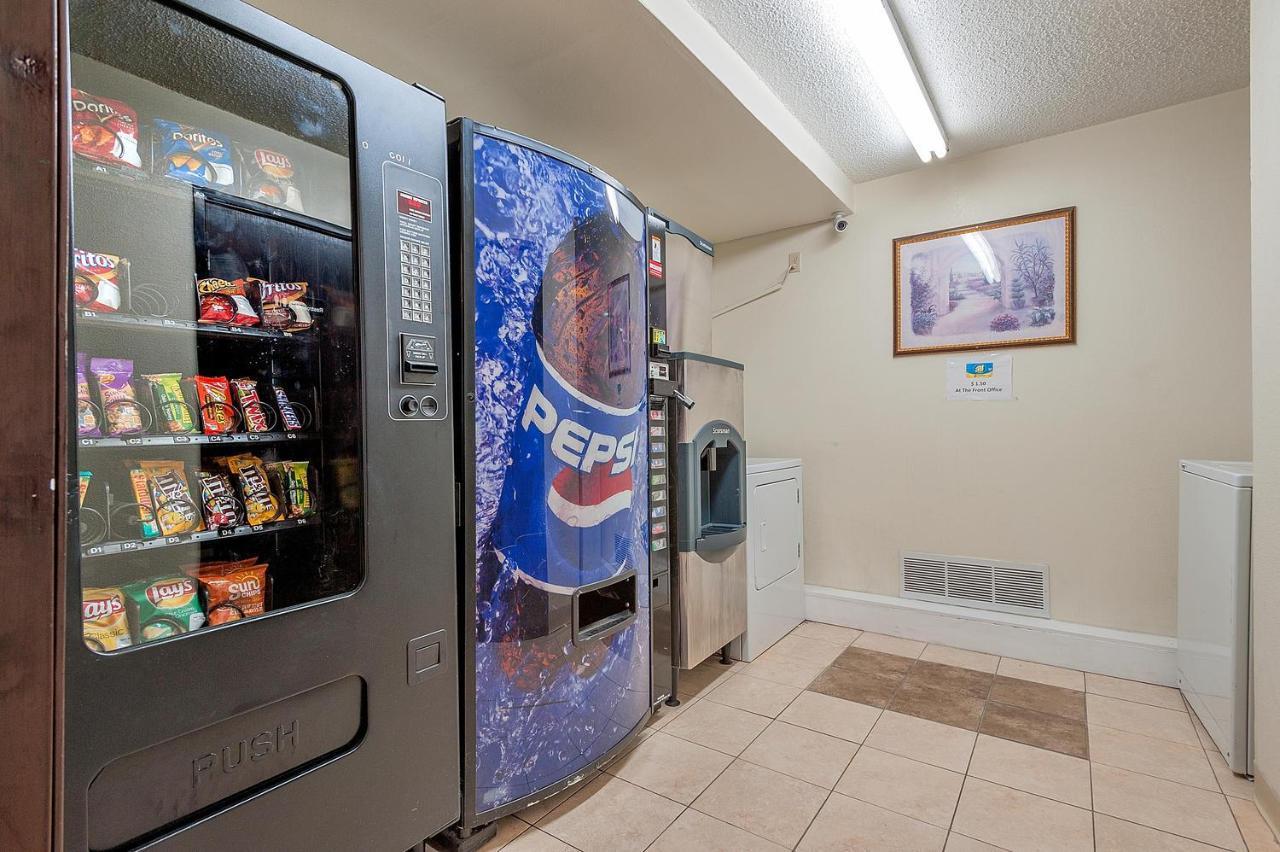 Super 8 By Wyndham Colorado Springs/Chestnut Street Motel Exterior photo